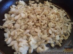 Фаршированные перцы с рисом и грибами: Разогреть сковороду, налить растительное масло. Выложить в горячее масло подготовленные грибы. Тушить, помешивая, на среднем огне 3-4 минуты. Охладить.