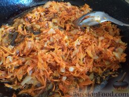 Фаршированные перцы с рисом и грибами: Разогреть сковороду, налить растительное масло. Выложить в горячее масло лук и морковь. Тушить, помешивая, на среднем огне 2-3 минуты. Охладить.