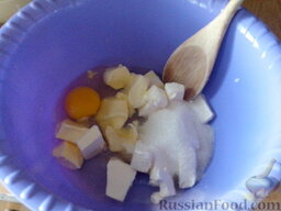 Пирог с творогом и черносливом: Растереть мягкое сливочное масло с сахаром и яйцами.