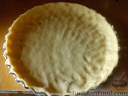 Пирог с творогом и черносливом: Форму для выпечки (диаметром 27-28 см, высотой 3 см) смазать маслом. Выложить тесто в форму, растянуть руками и сформировать бортики. Поставить форму с тестом в холодильник на 30 минут.