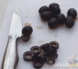 Паста с тунцом и оливками: 2. Оливки порезать кольцами.     3. Тунца осушить и поломать вилкой на мелкие кусочки.
