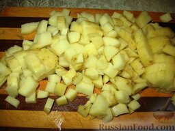 Капустняк с заправкой из кислой капусты: Картофель очистить и порезать кубиками. Вкинуть в бульон вместе с промытым пшеном. Варить 10 минут.