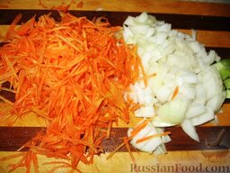 Капустняк с заправкой из кислой капусты: Мелко порезать лук и натереть соломкой морковь.