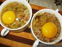 Чимбур с мясом: Сверху влить по одному яйцу (чтобы желток остался целым).