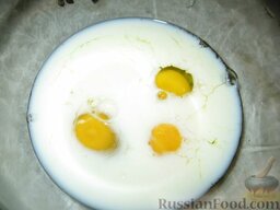 Картофель с сельдью по-фински: Взбить яйца с молоком.