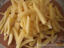 Дедушкина жареная картошка: Нарезать картофель соломкой.