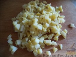 Салат "Оливье" с вареной колбасой: Картофель почистить, нарезать кубиками.