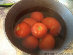 Икра "Заморская" баклажанная: Помидоры сложить в миску. Вскипятить чайник. Кипятком залить помидоры на 3-5 минут. Воду слить. Залить холодной водой.