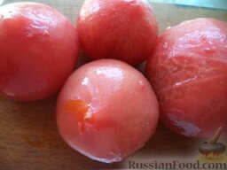 Икра "Заморская" баклажанная: Очистить помидоры от кожицы.