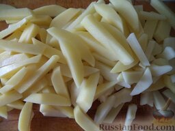 Картофель с овощами и грибами в горшочках: Картофель почистить, помыть, нарезать соломкой или кусочками.
