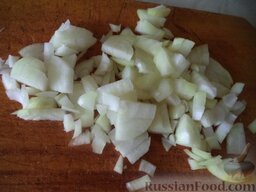 Картофель с овощами и грибами в горшочках: Почистить, помыть репчатый лук, нарезать кубиками.
