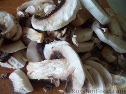 Картофель с овощами и грибами в горшочках: Грибы помыть, нарезать пластинками или кубиками.