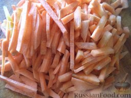 Картофель с овощами и грибами в горшочках: Морковь почистить, помыть, нарезать тонкой соломкой или натереть на крупной терке.