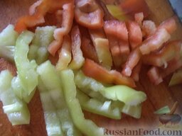 Картофель с овощами и грибами в горшочках: Перец помыть, очистить, нарезать соломкой.