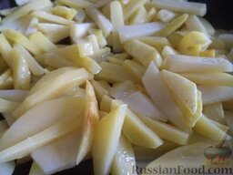 Картофель с овощами и грибами в горшочках: Разогреть сковороду, налить растительное масло. Выложить в горячее масло картофель. Жарить на среднем огне, помешивая, 7-10 минут. Выложить в миску.