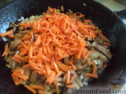 Картофель с овощами и грибами в горшочках: Разогреть сковороду, налить растительное масло. Выложить в горячее масло лук, грибы и морковь. Тушить, помешивая на среднем огне 3-5 минут. Выложить в миску.