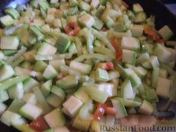 Картофель с овощами и грибами в горшочках: Разогреть сковороду, налить растительное масло. Выложить в горячее масло кабачки и перец. Тушить, помешивая на среднем огне 3-5 минут. Выложить в миску.