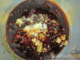 Ростки сои по-корейски: В миске смешать соевый соус и бальзамический уксус. Добавить красный и черный перец, измельченный чеснок и соль.