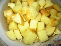 Рассольник по-кубански: Очистить и порезать кубиками картофель. Вкинуть к фасоли.