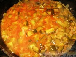 Рассольник по-кубански: Добавить к огурцам томатную пасту или соус (или протертые помидоры). Потушить все еще 5 минут.
