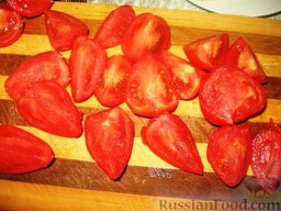 Овощной салат с салями и сыром: Четвертинками нарезать помидоры.