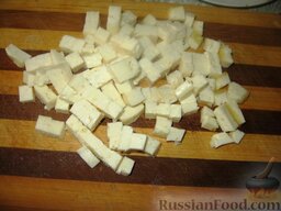 Овощной салат с салями и сыром: Сыр нарезать небольшими кубиками.