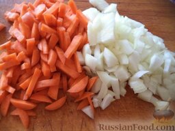 Тефтели из красной рыбы: Морковь почистить, помыть, нарезать тонкой соломкой.