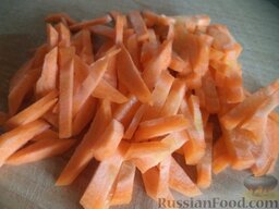 Рагу из баклажанов с болгарским перцем: Морковь почистить, помыть, нарезать тонкой соломкой или натереть на крупной терке.