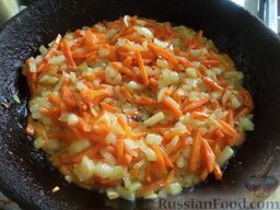 Рагу из баклажанов с болгарским перцем: Разогреть сковороду, налить растительное масло. Выложить в горячее масло лук и морковь. Тушить, помешивая, на среднем огне 3-5 минут.