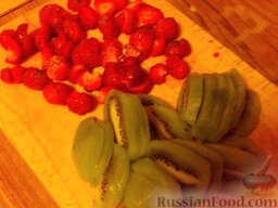 Ягодный летний десерт: Ягоды клубники и киви нарезать(можно использовать другие фрукты и ягоды).
