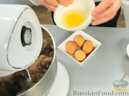 Фаршированная щука в стиле фьюжн: В процессе перемешивания добавляем яйца.