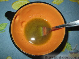 Мидии по-каталански: В миске эмульсионируем сок лимона и оливковое масло. Добавляем черный молотый перец.