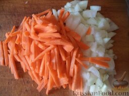 Фасолевый суп с шампиньонами: Тем временем почистить, помыть репчатый лук и морковь. Лук нарезать кубиками. Морковь нарезать тонкой соломкой или натереть на крупной терке.