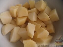 Фасолевый суп с шампиньонами: Картофель почистить, помыть и нарезать кусочками.