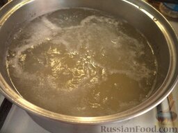 Фасолевый суп с шампиньонами: В кипяток опустить картофель и рис. Довести до кипения. Убавить огонь до минимального, накрыть крышкой, варить 15-20 минут.
