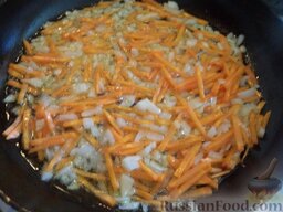 Фасолевый суп с шампиньонами: Разогреть сковороду, налить растительное масло. Выложить в горячее масло лук и морковь. Тушить, помешивая, на среднем огне 3-4 минуты.