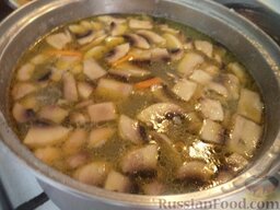 Фасолевый суп с шампиньонами: Выложить в кастрюлю зажарку и фасоль. Посолить, поперчить. Варить 5-7 минут.