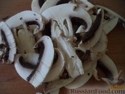 Пшенная каша с грибами: Грибы помыть, почистить, порезать тонкими пластинками или кубиками.