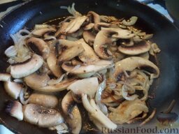 Пшенная каша с грибами: Затем добавить грибы. Тушить, помешивая, на среднем огне до готовности (4-5 минут).