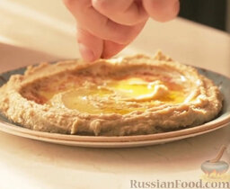 Хумус с оливковым маслом и паприкой: Посыпаем паприкой.