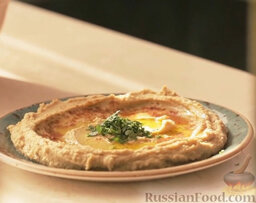 Хумус с оливковым маслом и паприкой: Украшаем свежей зеленью.  Приятного аппетита!