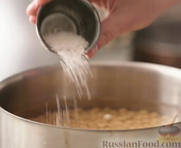 Хумус с оливковым маслом и паприкой: В процессе варки солим нут.