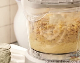 Хумус с оливковым маслом и паприкой: Готовый нут измельчаем в кухонном комбайне.