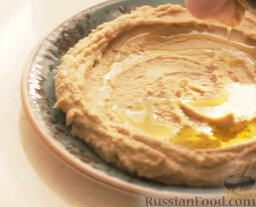 Хумус с оливковым маслом и паприкой: Поливаем оливковым маслом.