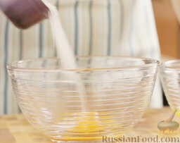 Семифредо с ягодным соусом: К желткам добавляем сахар и ваниль.