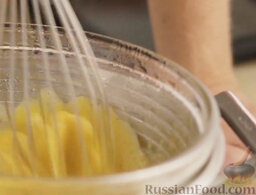 Семифредо с ягодным соусом: Ставим миску с желтками на водяную баню. Взбиваем желтки с сахаром до густоты. Снимаем с водяной бани.