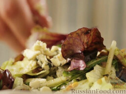 Салат с голубым сыром и заправкой "Винегрет": Сыр разламываем на мелкие кусочки, добавляем в салат.