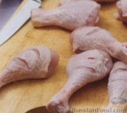 Пряные куриные голени: 1. Включить духовку для предварительного разогрева до 210 градусов.     2. На поверхности голеней сделать поперечные неглубокие надрезы.