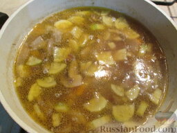 Грибной суп с чечевицей: Влить горячий бульон и добавить профильтрованную воду, в которой мы замачивали сухие грибы.   В кипящий суп добавить нарезанные небольшими кубиками картошку и цуккини. Варить около 15 минут.