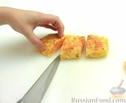 Морковный омлет: Готовый омлет нарезать порционными кусочками.